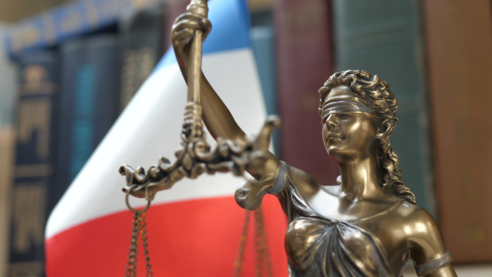 Drapeau français derrière un tribunal français