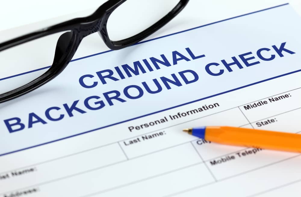 crayon pour remplir un document "criminal background check"